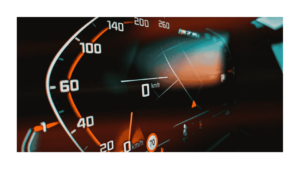 محطة خدمة متنقلة تقدم خدمة استبدال بطاريات بي ام دبليو في الكويت. في المقدمة، فني يرتدي زيًا رسميًا يستبدل بطارية سيارة باستخدام أدوات متخصصة. في المنتصف، تظهر سيارة بي ام دبليو سيدان مفتوحة الغطاء، تعرض عملية استبدال البطارية. في الخلفية، مشهد مدينة عصري بناطحات سحاب وأشجار نخيل تُضفي على المشهد جمالًا خاصًا في الكويت. الإضاءة دافئة وطبيعية، تعكس إحساسًا بالاحترافية والكفاءة. التُقطت الصورة بعدسة واسعة الزاوية لتشمل كامل نطاق الخدمة المتنقلة. ينضح الجو العام بالثقة والموثوقية والراحة لمالكي بي ام دبليو في الكويت. kw-battery