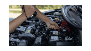 بطارية سيارة بي ام دبليو مصنوعة بعناية فائقة، موضوعة على سطح أملس ذي ملمس مميز. تُضفي الإضاءة المحيطة الخافتة ألوانًا دافئة، مُبرزةً تصميم البطارية المتين والدقيق. يلمع غلاف البطارية الفولاذي ببريقٍ رقيق، مُشيرًا إلى متانتها وموثوقيتها. في الخلفية، يُشير مشهد ورشة سيارات مُشوّش بشكل خفيف إلى دور البطارية في تشغيل سيارات بي ام دبليو الشهيرة. كيلوواط-بطارية